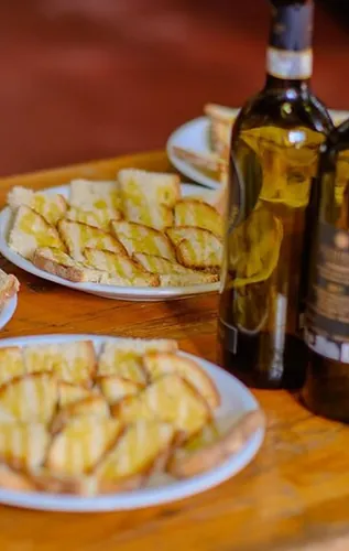 Local wine and traditional Tuscan bites.