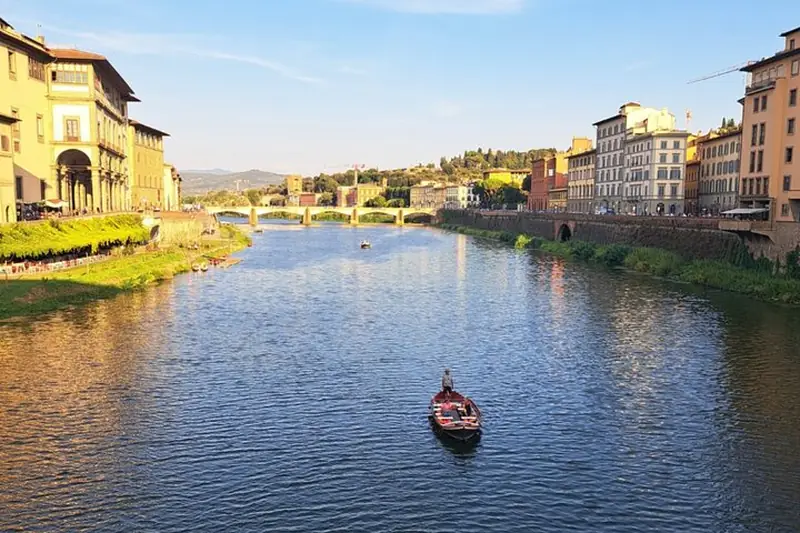 Semiprivate sunset boat tour of Florence by traditional gondola