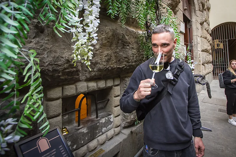 Florence Evening Wine windows walking tour with Barchetto Cruise