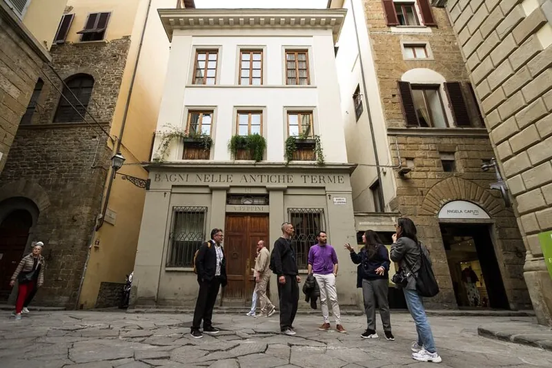 Florence Evening Wine windows walking tour with Barchetto Cruise
