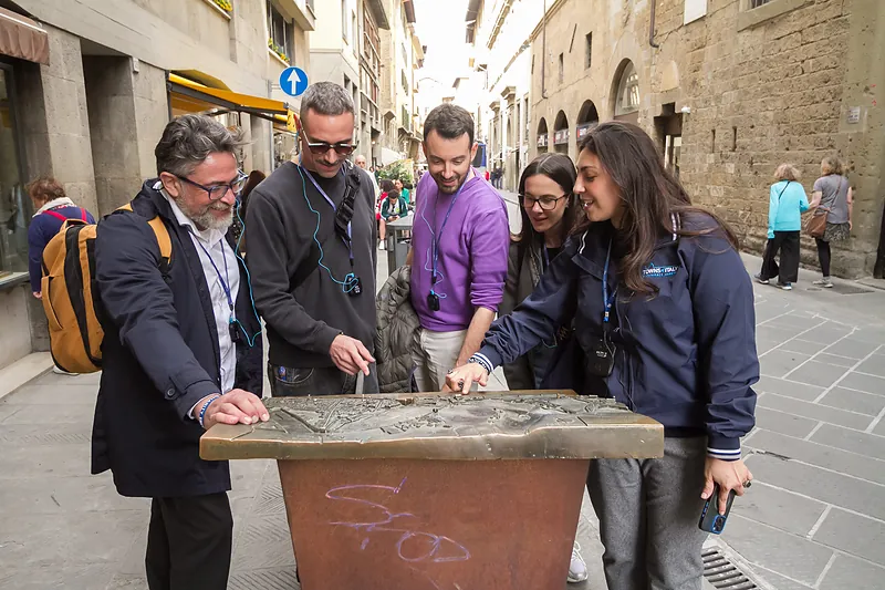 Florence Evening Wine windows walking tour with Barchetto Cruise