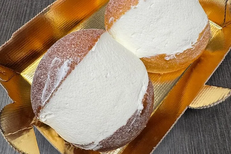 Rome Street Food Tour in Rione Monti Neighborhood
