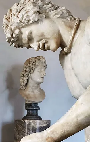 Marble faces, a silent encounter